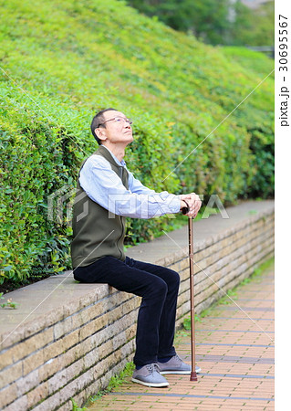 散歩するシニア 休憩 散歩するシニア 休憩 30695567