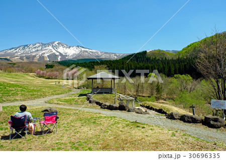 山桜が咲き始めた田沢湖高原と秋田駒ケ岳 30696335
