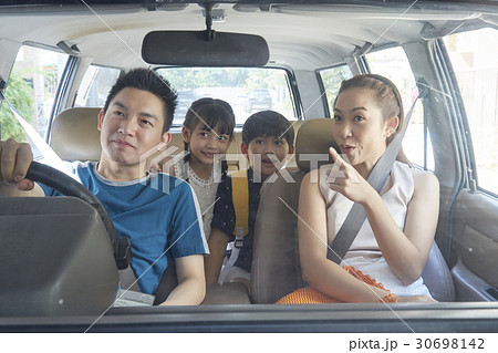 kids and dad are looking at mom's pointing direction. 30698142