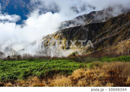 爺ヶ岳登山・湧き立つ雲 30698394