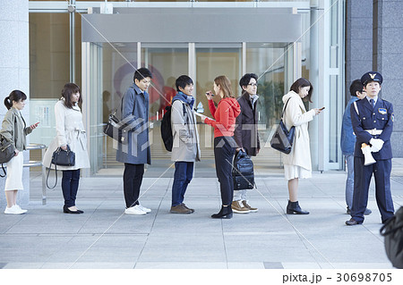 行列する人々 30698705