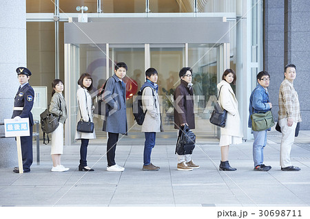 行列する人々 30698711