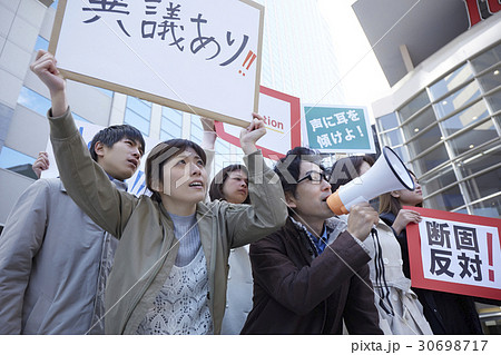 デモ活動をする群衆 30698717