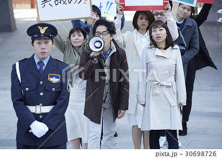 デモ活動をする群衆 デモ活動をする群衆 30698726