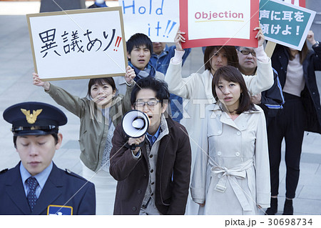 デモ活動をする群衆 30698734