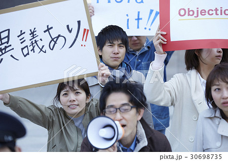 デモ活動をする群衆 30698735
