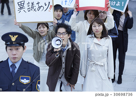 デモ活動をする群衆 デモ活動をする群衆 30698736