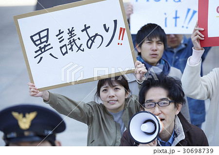 デモ活動をする群衆 30698739
