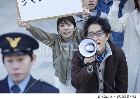 デモ活動をする群衆 デモ活動をする群衆 30698742