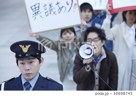 デモ活動をする群衆 デモ活動をする群衆 30698745