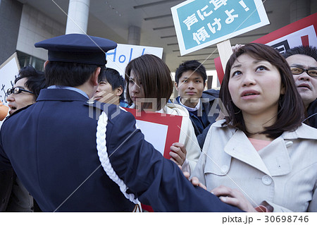 デモ活動をする群衆 デモ活動をする群衆 30698746