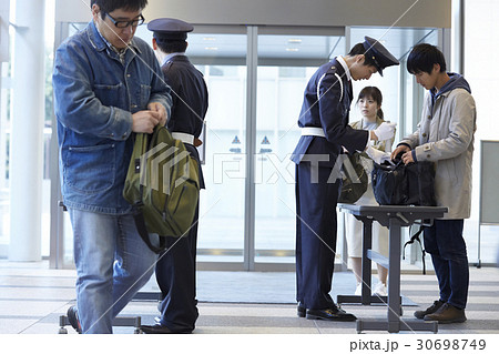 手荷物チェック 30698749