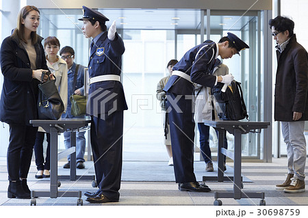 手荷物チェック 30698759