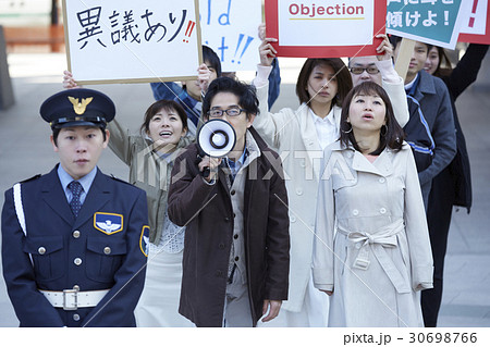 デモ活動をする群衆 30698766