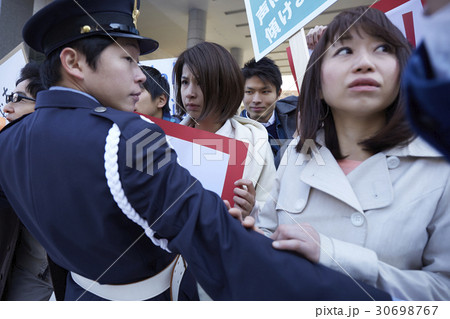 デモ活動をする群衆 30698767