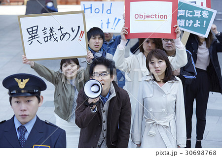 デモ活動をする群衆 30698768