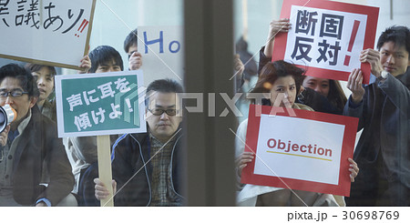 デモ活動をする群衆 30698769