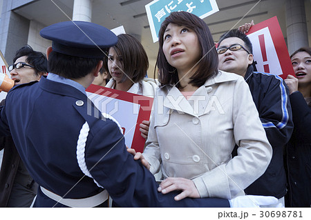 デモ活動をする群衆 30698781