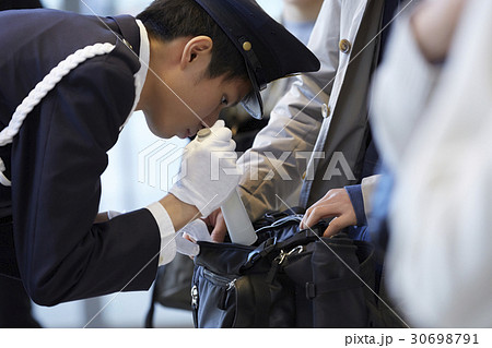 手荷物チェック 30698791