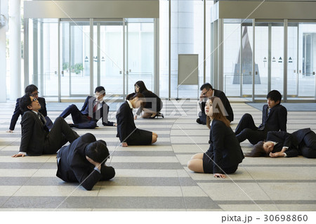 社会に疲弊した人々 社会に疲弊した人々 30698860