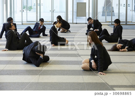 社会に疲弊した人々 30698865