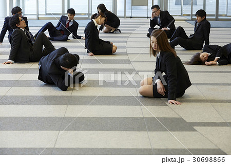 社会に疲弊した人々 社会に疲弊した人々 30698866