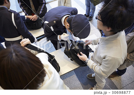 手荷物チェックの写真素材 [30698877] PIXTA