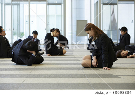 社会に疲弊した人々 社会に疲弊した人々 30698884