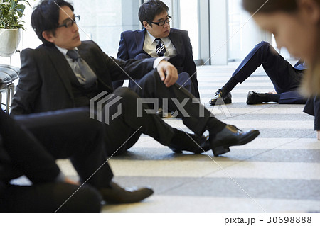 社会に疲弊した人々 社会に疲弊した人々 30698888