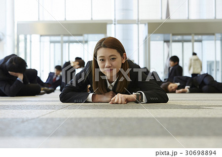 社会に疲弊した人々 社会に疲弊した人々 30698894