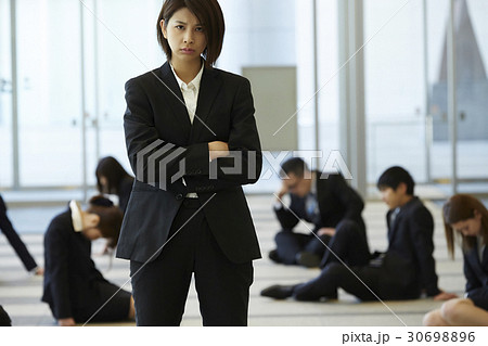 社会の荒波を乗り越えていく女性 30698896