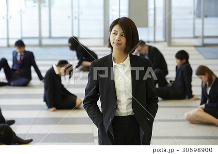 社会の荒波を乗り越えていく女性 社会の荒波を乗り越えていく女性 30698900