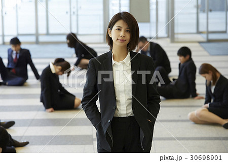 社会の荒波を乗り越えていく女性 30698901