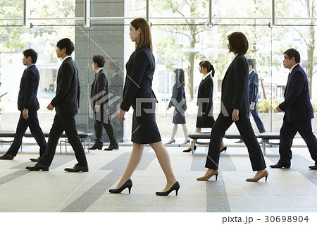 スーツを着た人々　ポージング 30698904