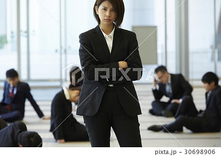 社会の荒波を乗り越えていく女性 30698906