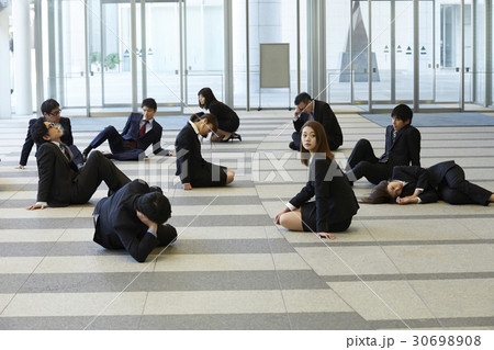社会に疲弊した人々 30698908