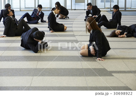 社会に疲弊した人々 社会に疲弊した人々 30698922