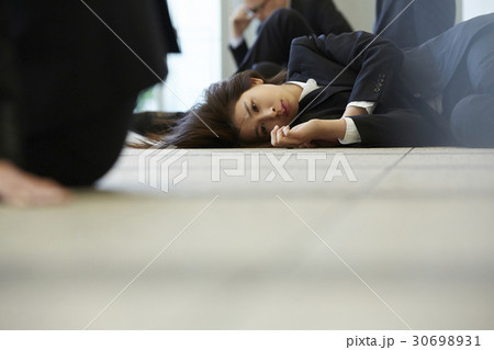 社会に疲弊した人々 社会に疲弊した人々 30698931