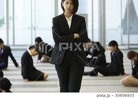 社会の荒波を乗り越えていく女性 30698935