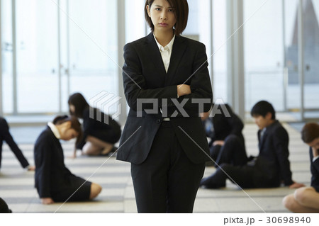 社会の荒波を乗り越えていく女性 30698940