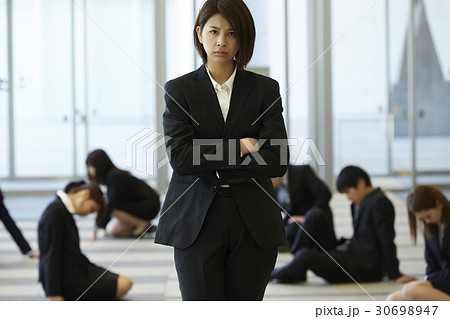 社会の荒波を乗り越えていく女性 30698947