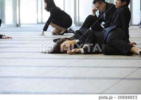 社会に疲弊した人々 30698955
