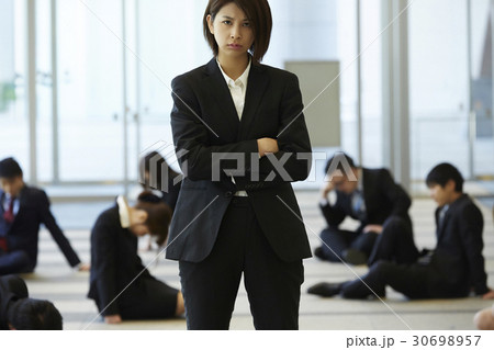 社会の荒波を乗り越えていく女性 30698957