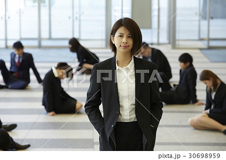 社会の荒波を乗り越えていく女性 社会の荒波を乗り越えていく女性 30698959