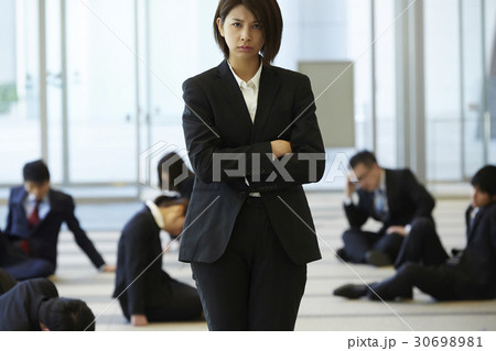 社会の荒波を乗り越えていく女性 社会の荒波を乗り越えていく女性 30698981