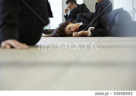 社会に疲弊した人々 30698983