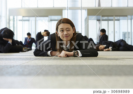 社会に疲弊した人々 30698989