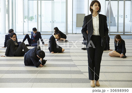 社会の荒波を乗り越えていく女性 30698990