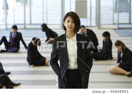 社会の荒波を乗り越えていく女性 社会の荒波を乗り越えていく女性 30698991