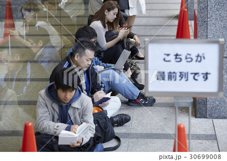 行列する人々 行列する人々 30699008